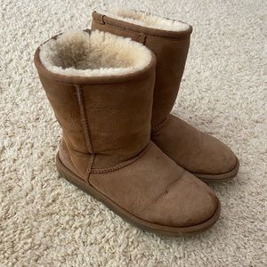 tan/brown women’s UGG boots